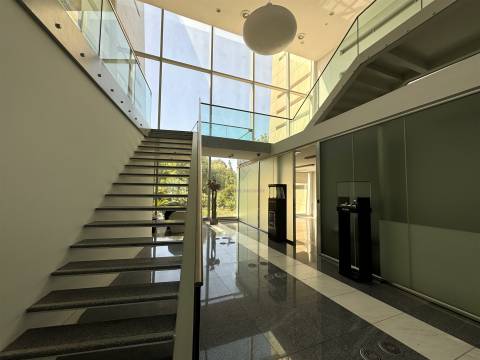 Edifício de escritórios com estacionamento, em Oeiras