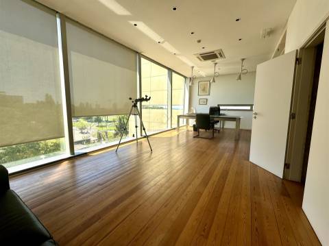 Edifício de escritórios com estacionamento, em Oeiras