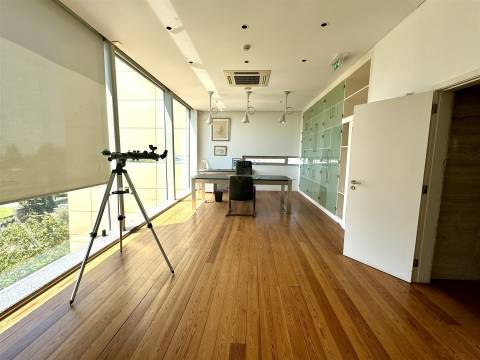 Edifício de escritórios com estacionamento, em Oeiras