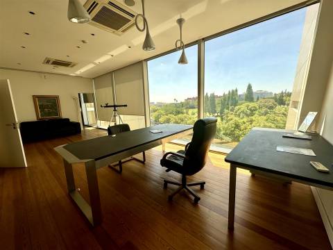 Edifício de escritórios com estacionamento, em Oeiras