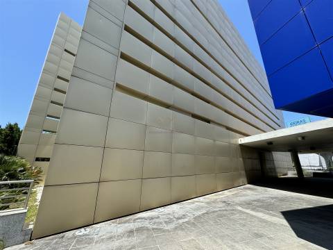 Edifício de escritórios com estacionamento, em Oeiras