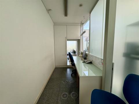 Edifício de escritórios com estacionamento, em Oeiras