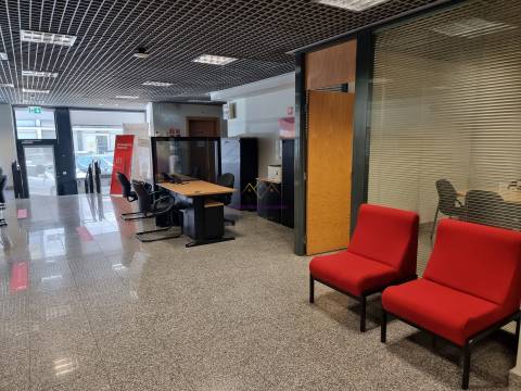 2 Lojas + Garagem de RENDIMENTO - YIELD: 8,7% nas Caldas da Rainha