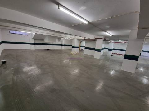 2 Lojas + Garagem de RENDIMENTO - YIELD: 8,7% nas Caldas da Rainha