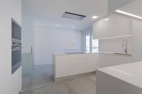 T3+1 Novo a estrear em Empreendimento de Luxo, Carcavelos