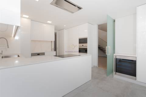 T3+1 Novo a estrear em Empreendimento de Luxo, Carcavelos