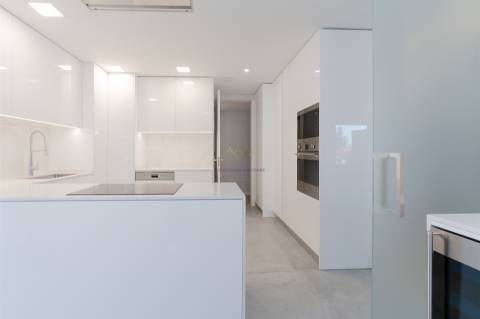 T3+1 Novo a estrear em Empreendimento de Luxo, Carcavelos