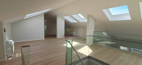 T3+1 duplex com mezaninne, em Empreendimento de Luxo, Carcavelos