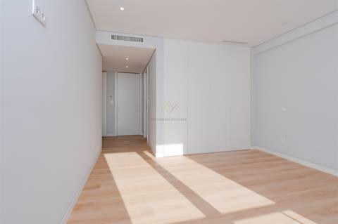 T3+1 duplex com mezaninne, em Empreendimento de Luxo, Carcavelos