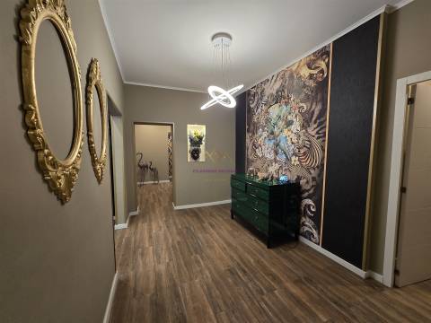 T6 Triplex com jardim e Piscina Privativa junto ao Parque do Bonfim