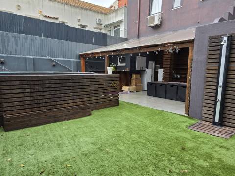 T6 Triplex com jardim e Piscina Privativa junto ao Parque do Bonfim