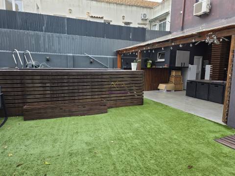 T6 Triplex com jardim e Piscina Privativa junto ao Parque do Bonfim