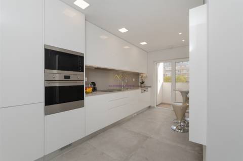 T3 Novo a estrear com varanda e Garagem Box, em empreendimento de charme