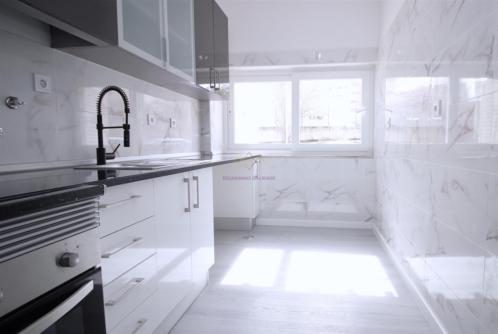 Apartamento T3 remodelado  e com varanda, em Loures
