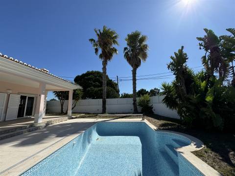 Moradia com jardim e piscina, em Sesimbra