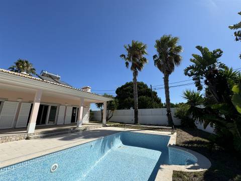 Moradia com jardim e piscina, em Sesimbra