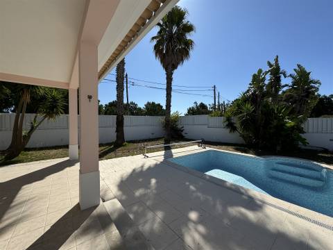Moradia com jardim e piscina, em Sesimbra