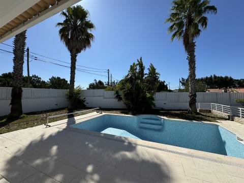 Moradia com jardim e piscina, em Sesimbra