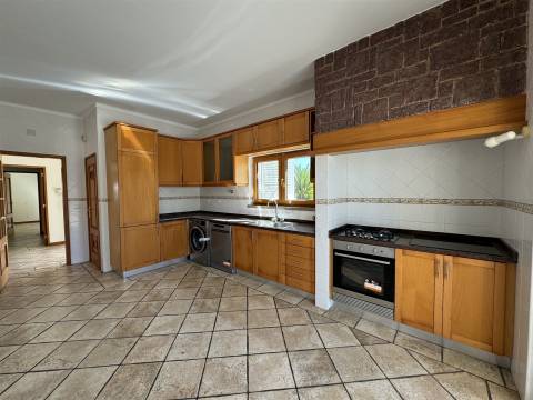 Moradia com jardim e piscina, em Sesimbra