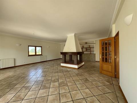 Moradia com jardim e piscina, em Sesimbra