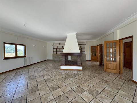 Moradia com jardim e piscina, em Sesimbra