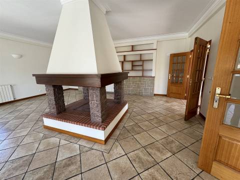 Moradia com jardim e piscina, em Sesimbra