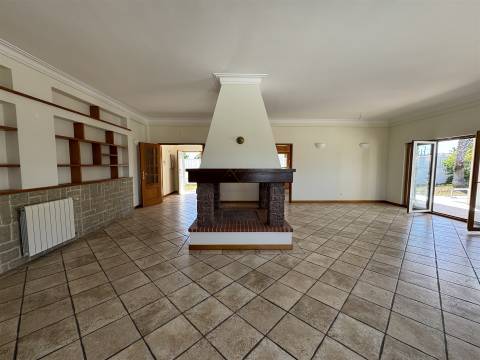 Moradia com jardim e piscina, em Sesimbra