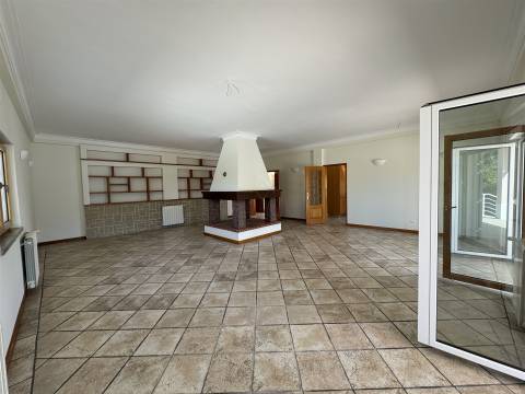 Moradia com jardim e piscina, em Sesimbra