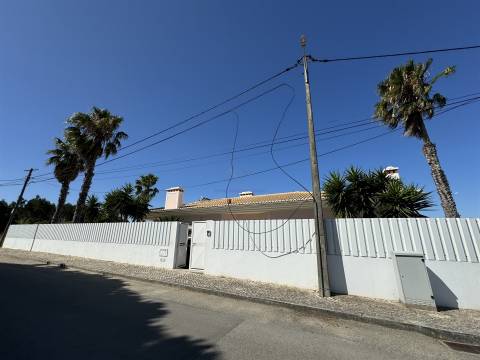 Moradia com jardim e piscina, em Sesimbra