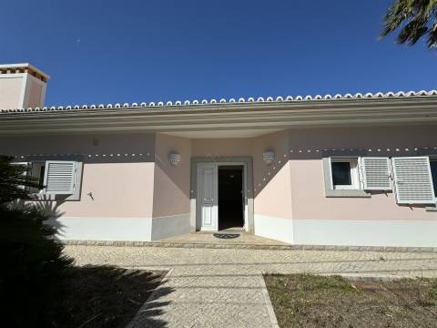 Moradia com jardim e piscina, em Sesimbra