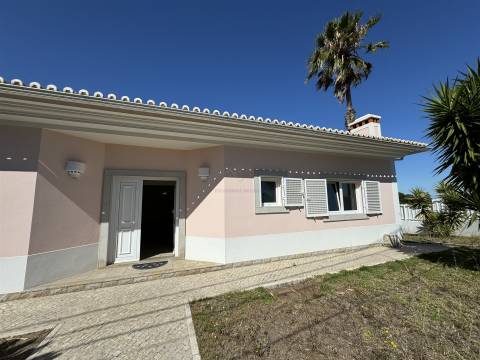 Moradia com jardim e piscina, em Sesimbra