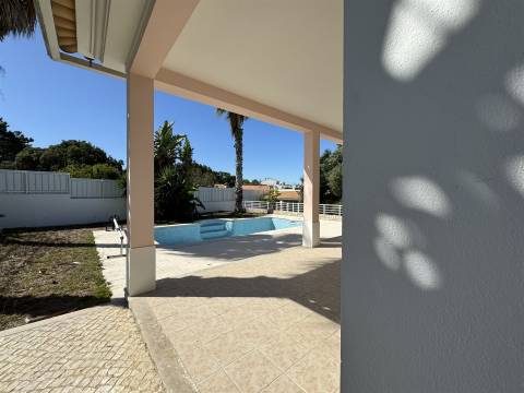 Moradia com jardim e piscina, em Sesimbra