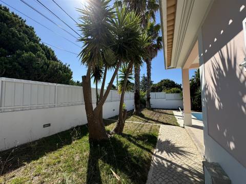 Moradia com jardim e piscina, em Sesimbra