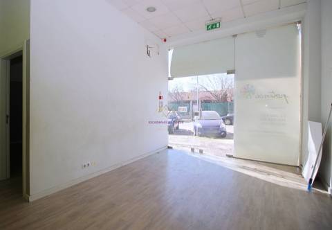 Espaço comercial p/ Investimento grandes montras Lumiar