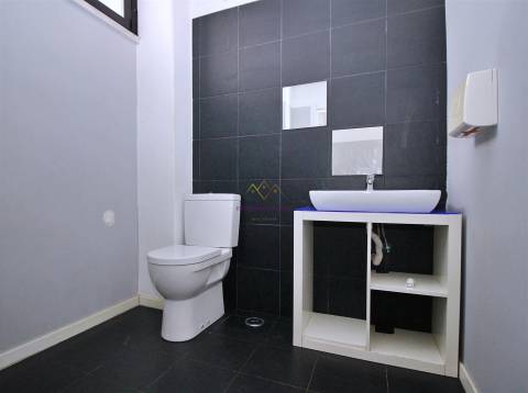 Espaço comercial p/ Investimento grandes montras Lumiar