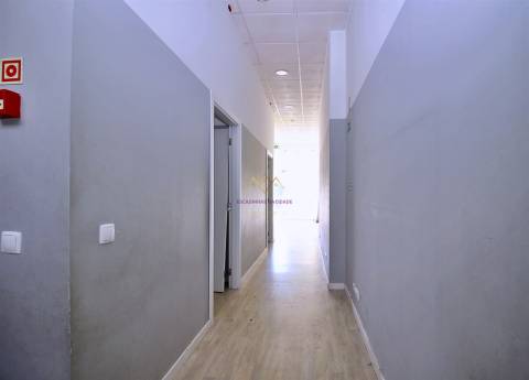 Espaço comercial p/ Investimento grandes montras Lumiar