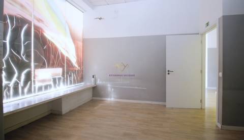 Espaço comercial p/ Investimento grandes montras Lumiar