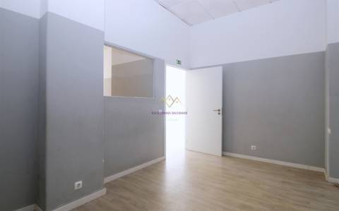 Espaço comercial p/ Investimento grandes montras Lumiar