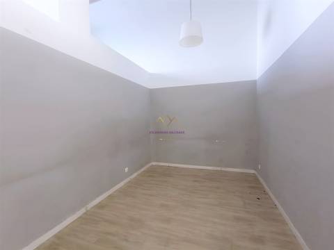 Espaço comercial p/ Investimento grandes montras Lumiar