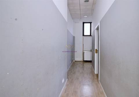 Espaço comercial p/ Investimento grandes montras Lumiar