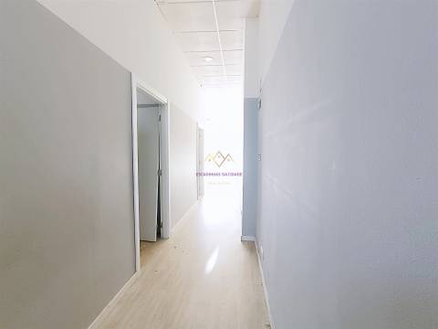 Espaço comercial p/ Investimento grandes montras Lumiar