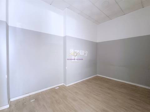 Espaço comercial p/ Investimento grandes montras Lumiar