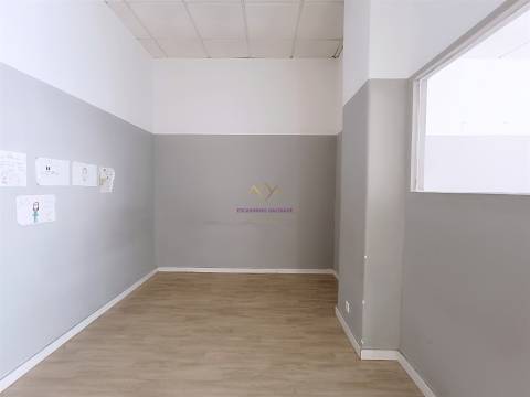 Espaço comercial p/ Investimento grandes montras Lumiar