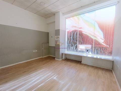 Espaço comercial p/ Investimento grandes montras Lumiar