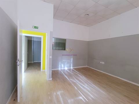 Espaço comercial p/ Investimento grandes montras Lumiar