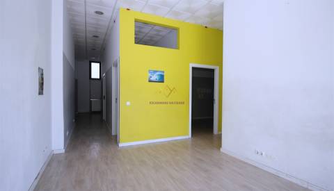 Espaço comercial p/ Investimento grandes montras Lumiar