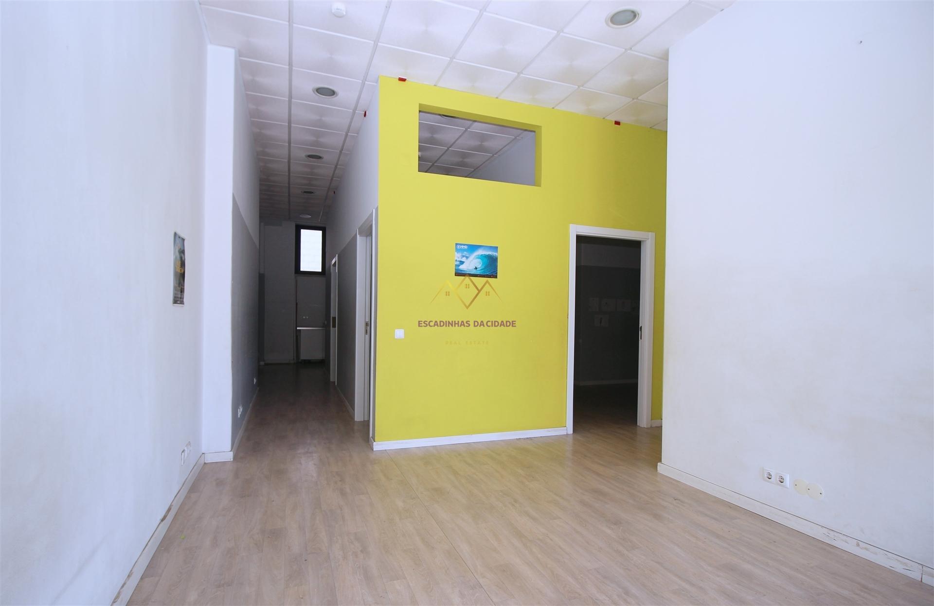 Espaço comercial p/ Investimento grandes montras Lumiar