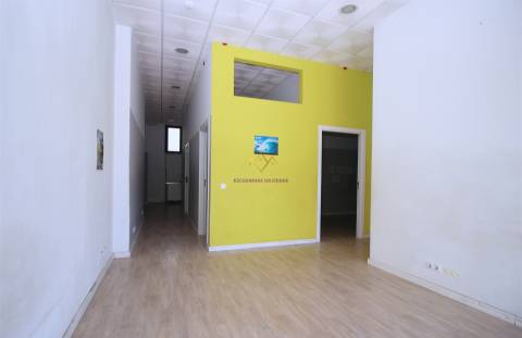 Espaço comercial p/ Investimento grandes montras Lumiar