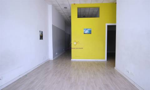 Espaço comercial p/ Investimento grandes montras Lumiar