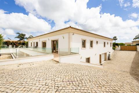 Espectacular Moradia com Piscina em Quelfes, Olhão